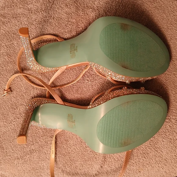 Betesy Johnson Heals - Picture 3 of 3